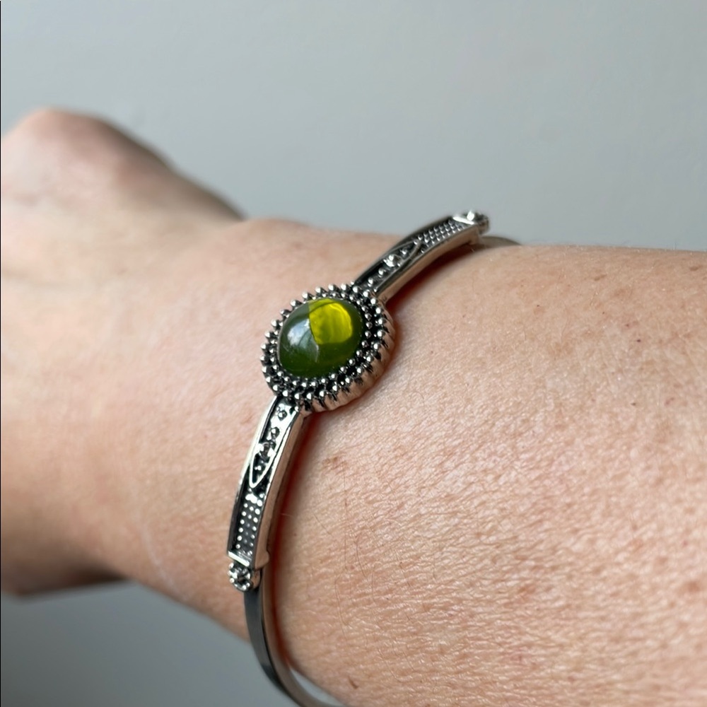NWOT Silvertone Green Bracelet - Picture 4 of 8